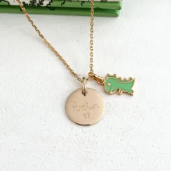 Outlet HappyBulle Pendentif enfant personnalisé médaille gravée plaqué or 15 mm et breloque email dinosaure 12 mm