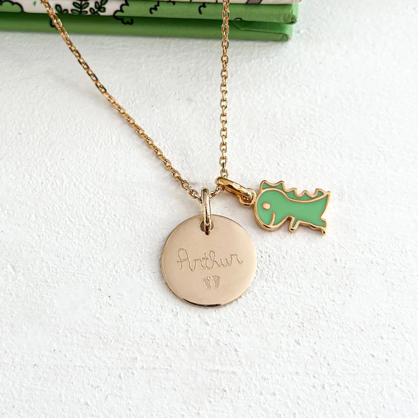 Outlet HappyBulle Pendentif enfant personnalisé médaille gravée plaqué or 15 mm et breloque email dinosaure 12 mm