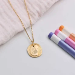 HappyBulle Pendentif enfant personnalisé médaille contour strié gravée plaqué or 17 mm