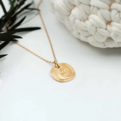 HappyBulle Pendentif enfant personnalisé médaille contour strié gravée plaqué or 17 mm