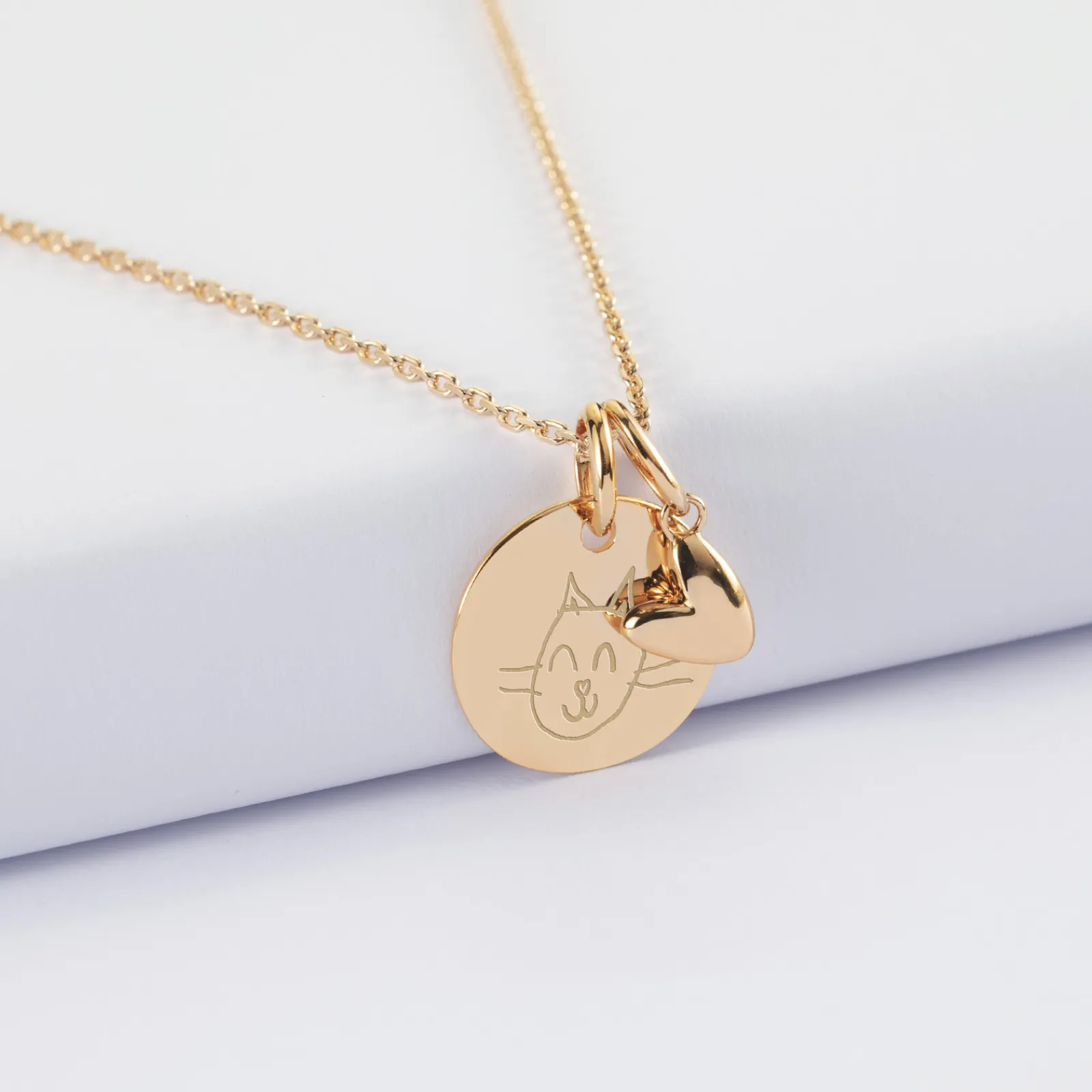 Outlet HappyBulle Pendentif enfant personnalisé médaille gravée plaqué or 15 mm et breloque petit coeur bombé 7 mm - x Atelier Wagram Plaqué or 18k