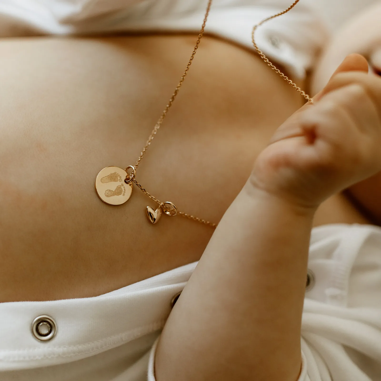 Outlet HappyBulle Pendentif enfant personnalisé médaille gravée plaqué or 15 mm et breloque petit coeur bombé 7 mm - x Atelier Wagram Plaqué or 18k
