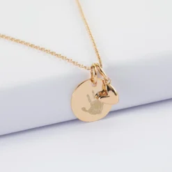 Outlet HappyBulle Pendentif enfant personnalisé médaille gravée plaqué or 15 mm et breloque petit coeur bombé 7 mm - x Atelier Wagram Plaqué or 18k
