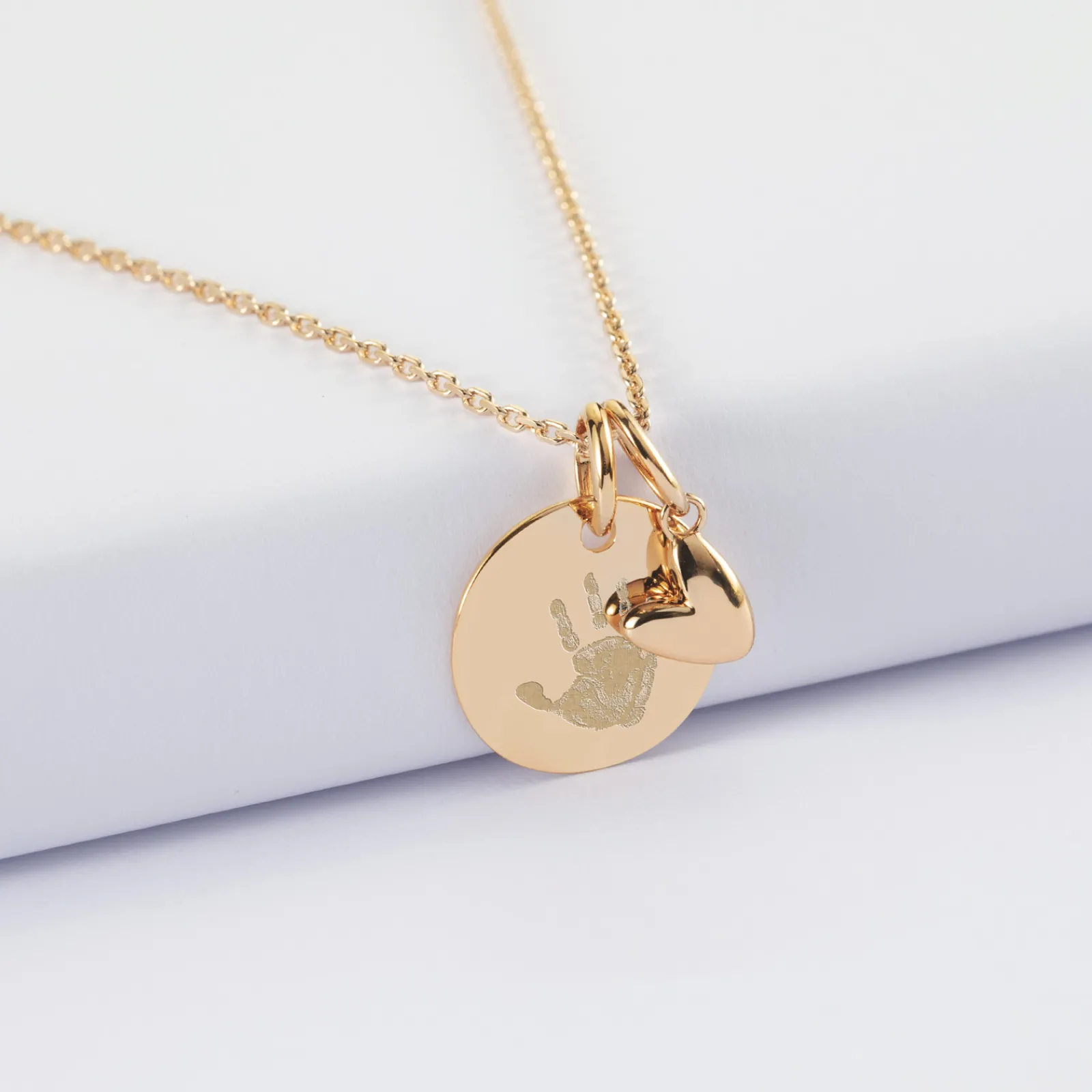 Outlet HappyBulle Pendentif enfant personnalisé médaille gravée plaqué or 15 mm et breloque petit coeur bombé 7 mm - x Atelier Wagram Plaqué or 18k