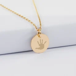 Best HappyBulle Pendentif enfant personnalisé médaille martelée gravée plaqué or 15 mm Plaqué or 18k