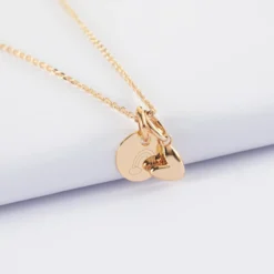 New HappyBulle Pendentif enfant personnalisé médaille gravée plaqué or 10 mm et breloque petit coeur bombé 7 mm - x Atelier Wagram Plaqué or 18k