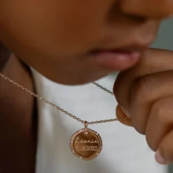 New HappyBulle Pendentif enfant personnalisé médaille contour scintillant gravée plaqué or 16 mm Plaqué or 18k