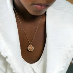 New HappyBulle Pendentif enfant personnalisé médaille contour scintillant gravée plaqué or 16 mm Plaqué or 18k