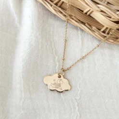 New HappyBulle Pendentif enfant personnalisé illustration bébé médaille gravée plaqué or nuage 20x14 mm - x Marie Savart Plaqué or 18k