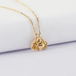 New HappyBulle Pendentif enfant personnalisé médaille gravée plaqué or 10 mm et breloque crabe 7x12 mm