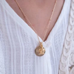 Sale HappyBulle Pendentif enfant personnalisé médaille gravée plaqué or 15 mm et breloque tortue 10 mm Plaqué or 18k