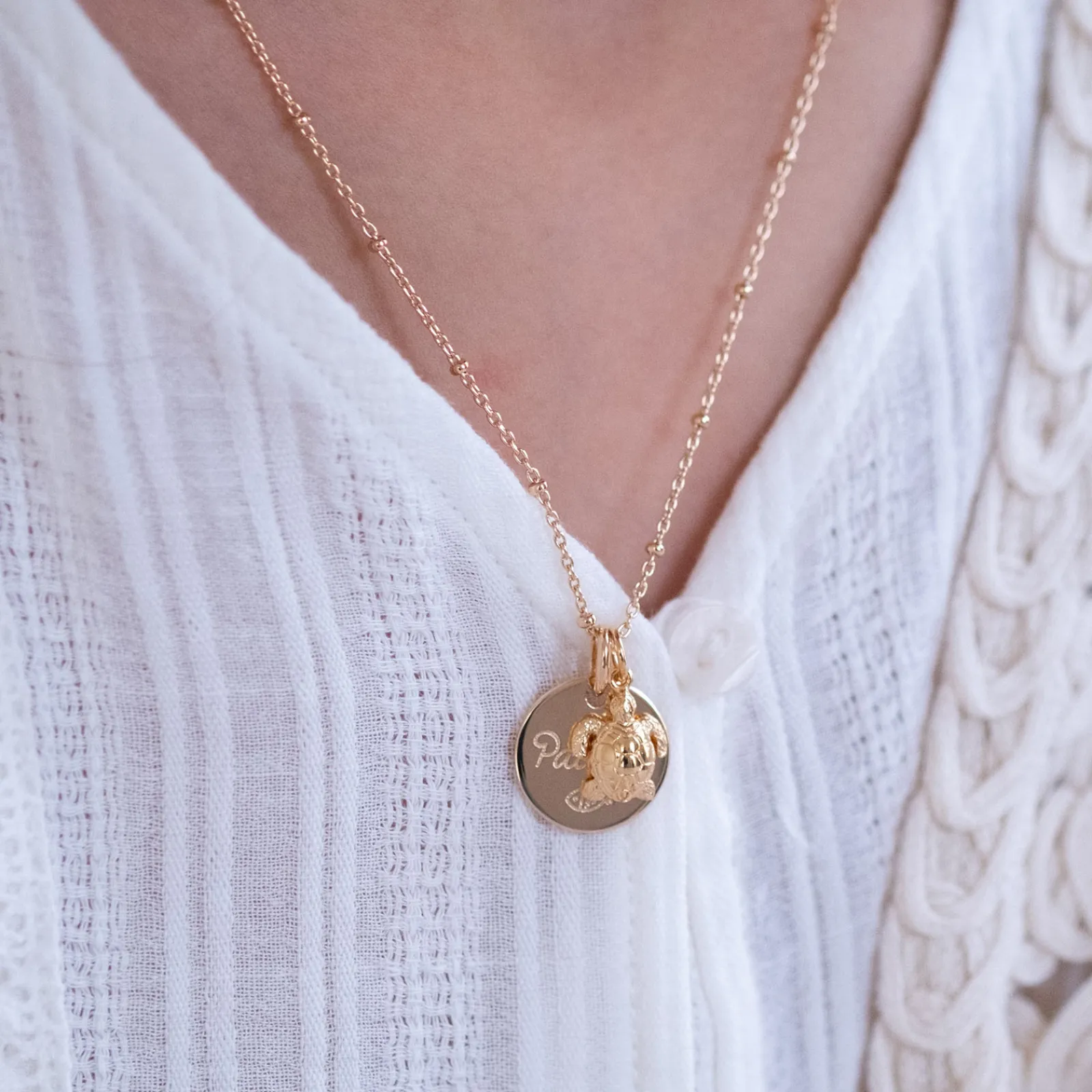 Sale HappyBulle Pendentif enfant personnalisé médaille gravée plaqué or 15 mm et breloque tortue 10 mm Plaqué or 18k