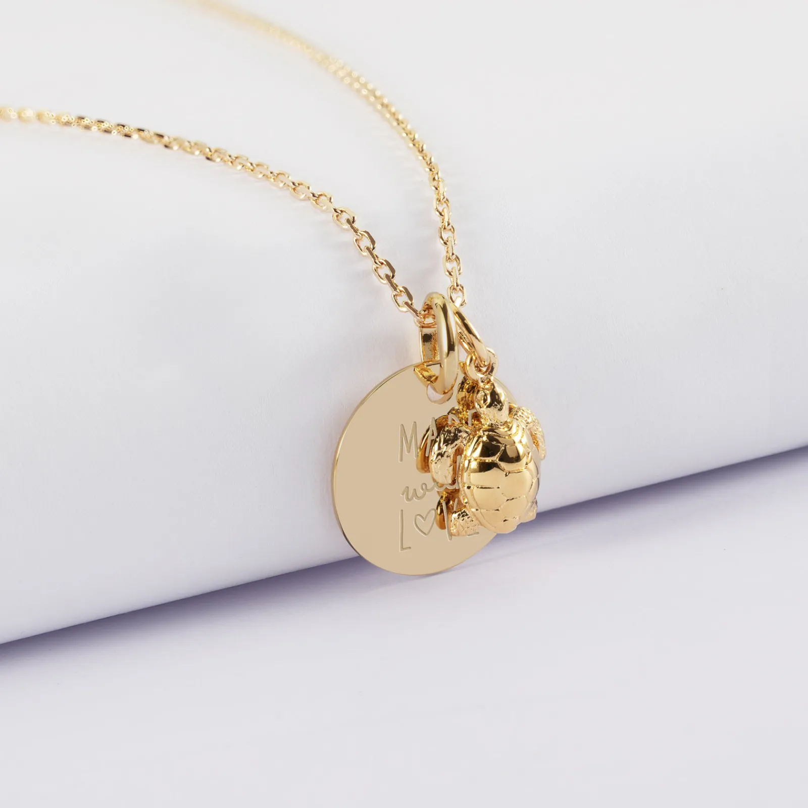 Sale HappyBulle Pendentif enfant personnalisé médaille gravée plaqué or 15 mm et breloque tortue 10 mm Plaqué or 18k