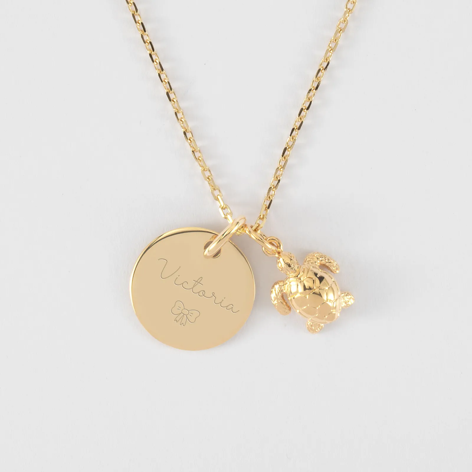 Sale HappyBulle Pendentif enfant personnalisé médaille gravée plaqué or 15 mm et breloque tortue 10 mm Plaqué or 18k