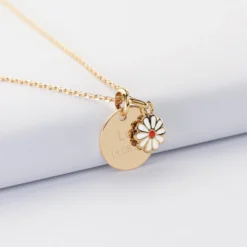Hot HappyBulle Pendentif enfant personnalisé médaille gravée plaqué or 15 mm et breloque email fleur marguerite 8 mm Plaqué or 18k