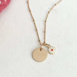 Hot HappyBulle Pendentif enfant personnalisé médaille gravée plaqué or 15 mm et breloque email fleur marguerite 8 mm Plaqué or 18k
