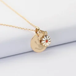 Hot HappyBulle Pendentif enfant personnalisé médaille gravée plaqué or 15 mm et breloque email fleur marguerite 8 mm Plaqué or 18k