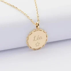 Outlet HappyBulle Pendentif enfant personnalisé médaille vintage dentelée gravée plaqué or 17 mm Plaqué or 18k
