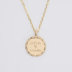 Outlet HappyBulle Pendentif enfant personnalisé médaille vintage dentelée gravée plaqué or 17 mm Plaqué or 18k