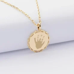 Outlet HappyBulle Pendentif enfant personnalisé médaille vintage dentelée gravée plaqué or 17 mm Plaqué or 18k