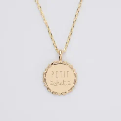 Outlet HappyBulle Pendentif enfant personnalisé médaille vintage dentelée gravée plaqué or 17 mm Plaqué or 18k