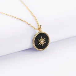 Online HappyBulle Pendentif EVJF personnalisé médaille gravée plaqué or soleil 14 mm Email noir