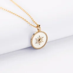 Sale HappyBulle Pendentif EVJF personnalisé médaille gravée plaqué or soleil 14 mm Email blanc