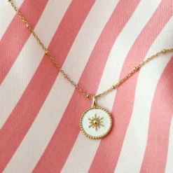 Sale HappyBulle Pendentif EVJF personnalisé médaille gravée plaqué or soleil 14 mm Email blanc