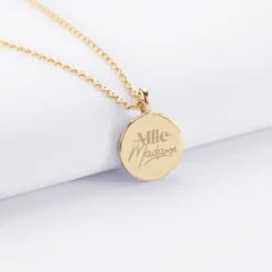 Sale HappyBulle Pendentif EVJF personnalisé médaille gravée plaqué or soleil 14 mm Email blanc