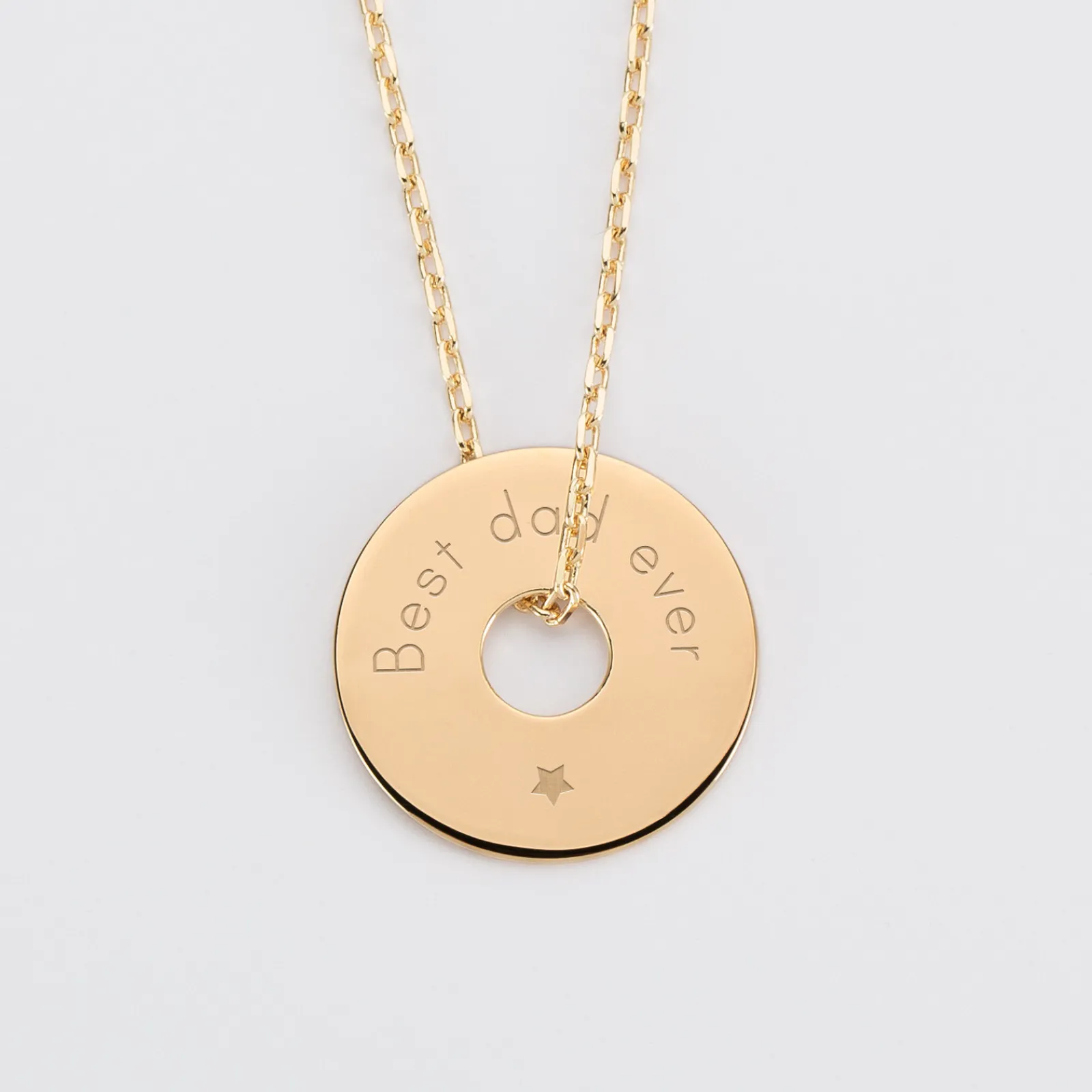 Outlet HappyBulle Pendentif homme personnalisé médaille gravée plaqué or cible 20 mm Plaqué or 18k