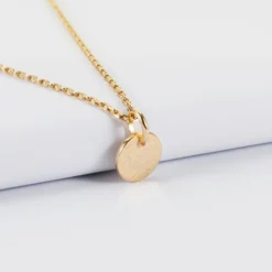 Online HappyBulle Pendentif initiale personnalisé médaille martelée gravée plaqué or 10 mm Plaqué or 18k