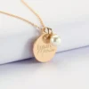 Discount HappyBulle Pendentif Mariée personnalisé médaille gravée plaqué or 19 mm et breloque perle nacre 10 mm