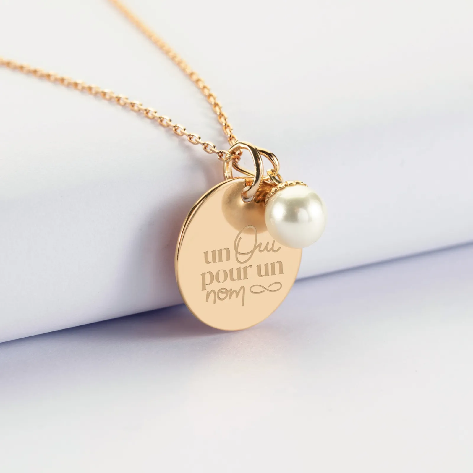 Discount HappyBulle Pendentif Mariée personnalisé médaille gravée plaqué or 19 mm et breloque perle nacre 10 mm