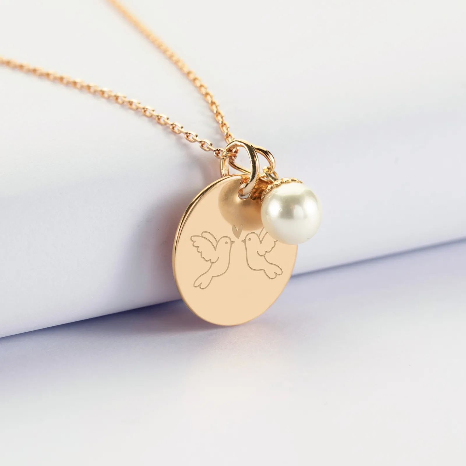 Discount HappyBulle Pendentif Mariée personnalisé médaille gravée plaqué or 19 mm et breloque perle nacre 10 mm