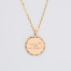 Online HappyBulle Pendentif Mariée personnalisé médaille vintage dentelée gravée plaqué or 17 mm Plaqué or 18k