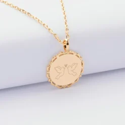 Online HappyBulle Pendentif Mariée personnalisé médaille vintage dentelée gravée plaqué or 17 mm Plaqué or 18k