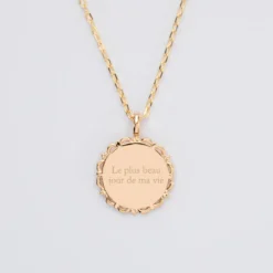 Online HappyBulle Pendentif Mariée personnalisé médaille vintage dentelée gravée plaqué or 17 mm Plaqué or 18k