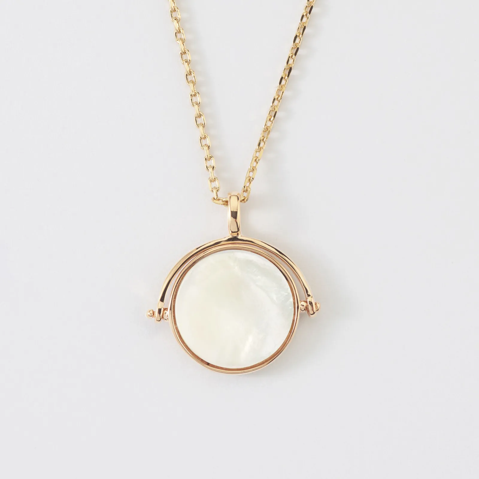 Best HappyBulle Pendentif Mariée personnalisé médaille gravée nacre réversible plaqué or 15 mm Plaqué or 18k