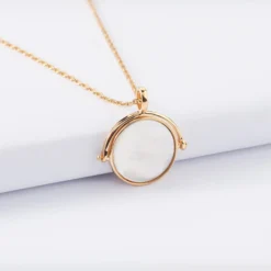 Best HappyBulle Pendentif Mariée personnalisé médaille gravée nacre réversible plaqué or 15 mm Plaqué or 18k