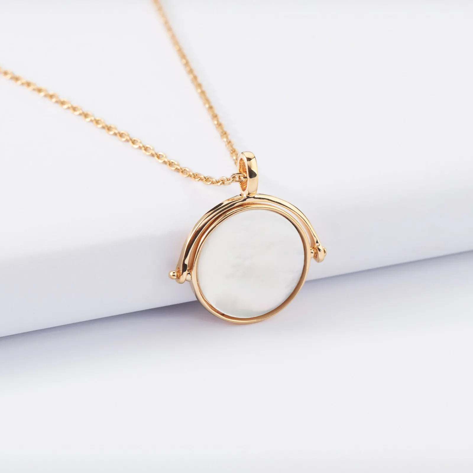 Best HappyBulle Pendentif Mariée personnalisé médaille gravée nacre réversible plaqué or 15 mm Plaqué or 18k