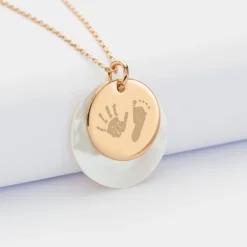Best HappyBulle Pendentif personnalisé breloque nacre 25 mm et médaille gravée plaqué or 19 mm Plaqué or 18k