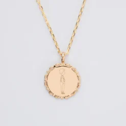 Hot HappyBulle Pendentif personnalisé illustration médaille vintage dentelée gravée plaqué or 17 mm - x Marie Savart Plaqué or 18k
