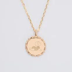 Hot HappyBulle Pendentif personnalisé illustration médaille vintage dentelée gravée plaqué or 17 mm - x Marie Savart Plaqué or 18k