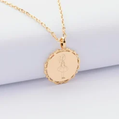 Hot HappyBulle Pendentif personnalisé illustration médaille vintage dentelée gravée plaqué or 17 mm - x Marie Savart Plaqué or 18k