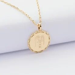 Hot HappyBulle Pendentif personnalisé illustration médaille vintage dentelée gravée plaqué or 17 mm - x Marie Savart Plaqué or 18k