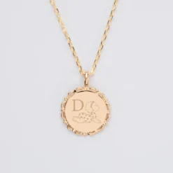 Hot HappyBulle Pendentif personnalisé initiale médaille vintage dentelée gravée plaqué or 17 mm - x Marie Savart Plaqué or 18k