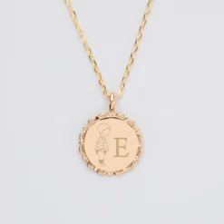 Hot HappyBulle Pendentif personnalisé initiale médaille vintage dentelée gravée plaqué or 17 mm - x Marie Savart Plaqué or 18k