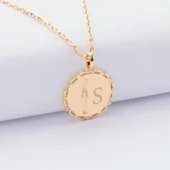 Hot HappyBulle Pendentif personnalisé initiale médaille vintage dentelée gravée plaqué or 17 mm - x Marie Savart Plaqué or 18k
