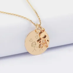 Sale HappyBulle Pendentif personnalisé médaille gravée plaqué or 19 mm et breloque petit garçon scintillant 12 mm Plaqué or 18k