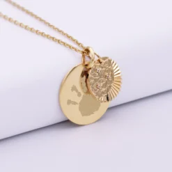 Sale HappyBulle Pendentif personnalisé médaille gravée plaqué or 19 mm et breloque Lune trio zircons 14 mm Plaqué or 18k